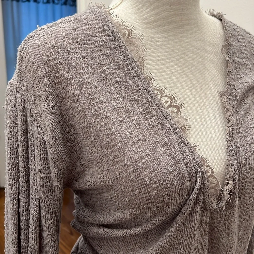 NWOT FREE PEOPLE LACE FREE PEOPLE DREAM GIRL V-NECK BISHOP SLEEVE KNIT TOP - XS - Picture 3 of 7